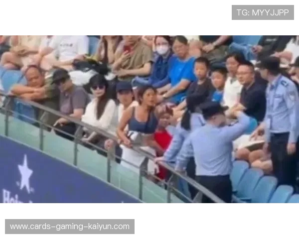 网球赛场观众冲入球场求婚!比赛被迫中断 网球赛场观众冲入球场求婚!比赛被迫中断