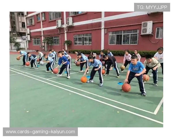 篮球少年运球运到摔 篮球少年运球运到摔