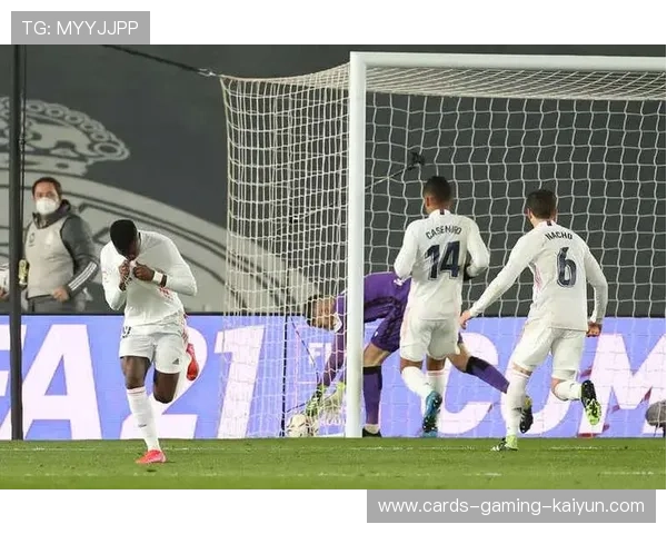 维尼修斯强势打门引发欢呼,震撼全场 维尼修斯强势打门引发欢呼,震撼全场